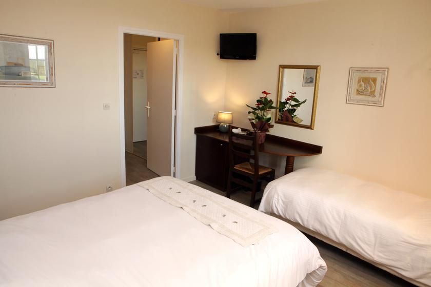 Logis Hotel Les Nympheas Chaufour-les-Bonnieres Room photo